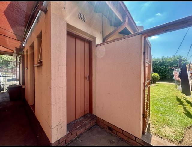 3 BEDROOM TOWNHOUSE FOR SALE IN VANDERBIJLPARK CE 2